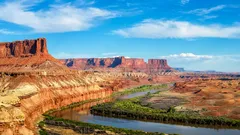 Il fiume che sembra scorrere in salita: un paradosso geologico che sorprende gli scienziati