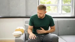 Bruciore di stomaco dopo i pasti: cosa lo provoca e come alleviarlo oggi stesso