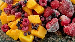 A volte la frutta surgelata può essere più salutare di quella fresca: ecco perché
