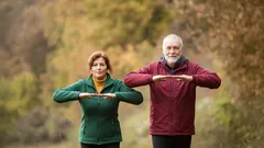 In forma dopo i 65 anni: quattro tipi di attività fisica che funzionano davvero nella vita quotidiana
