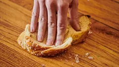 Hai rotto un bicchiere? Questo trucco in cucina raccoglie anche le schegge microscopiche