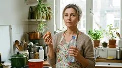 Come separare il tuorlo dall'albume in 30 secondi usando una bottiglia vuota