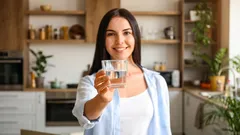 Perché 2 litri di acqua al giorno non sono adatti a tutti e come impostare il proprio regime di idratazione