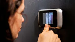 Come scegliere uno spioncello per porte che aumenti davvero la sicurezza domestica