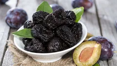 Le prugne secche non sono solo frutta disidratata: ecco cosa fanno all’organismo